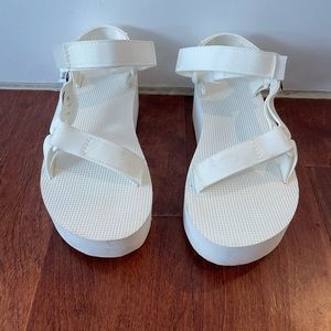 Teva White flatform universal size 6 sandal